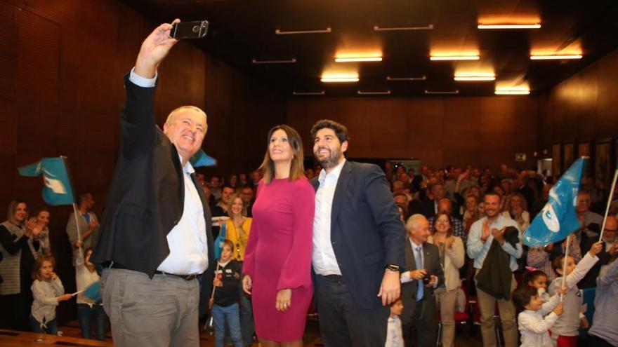 Bernabé, Manrubia y Miras se hacen un selfie tras la junta.