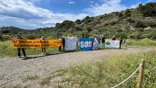 Els ecologistes es mobilitzen a Cadaqués contra el trasllat del camp de futbol de Sa Guarda a Portlligat