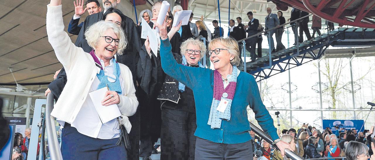 Jubiladas de la plataforma suiza KlimaSeniorinnen celebran su ‘victoria’ en Estrasburgo, ayer.