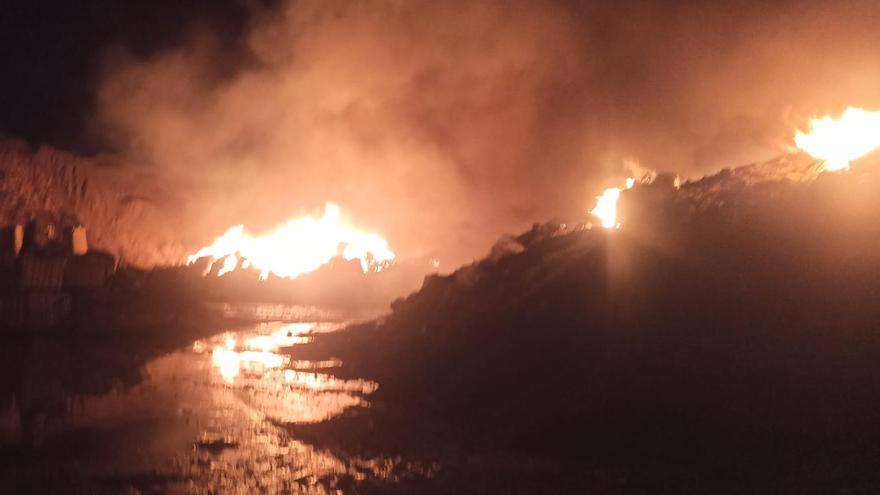Incendio declarado en una planta de reciclaje de residuos en San Cristóbal de Entreviñas