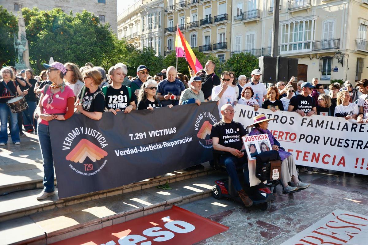 La concentración por la gestión de la dana de este 26 de abril, en imágenes