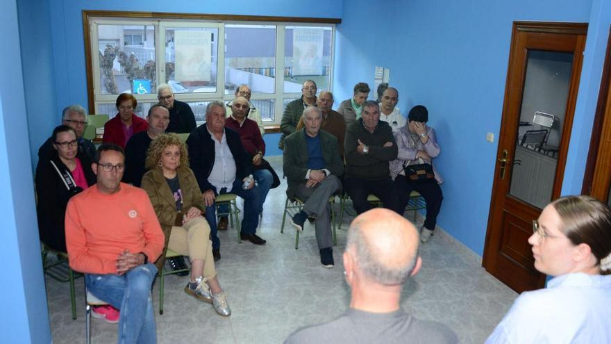 Carro lidera la asamblea del PP de Moaña con duras críticas al proyecto de auditorio