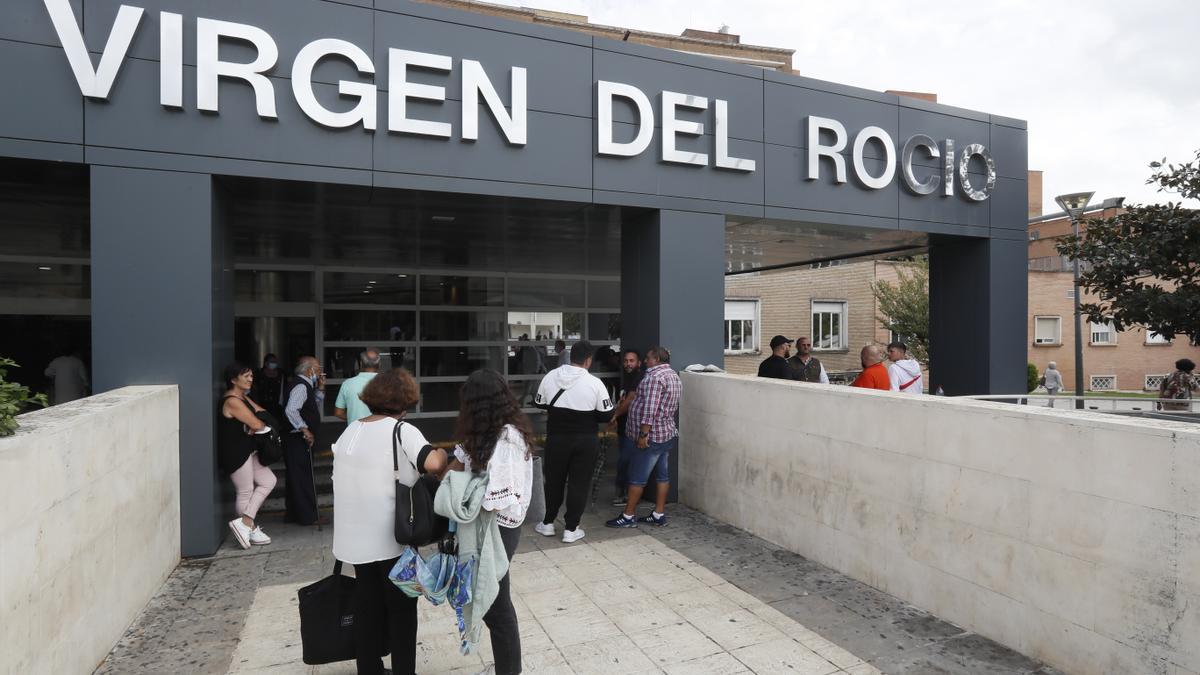 Entrada del Hospital Virgen del Rocío, donde se encuentra ingresado Sergio Rico.