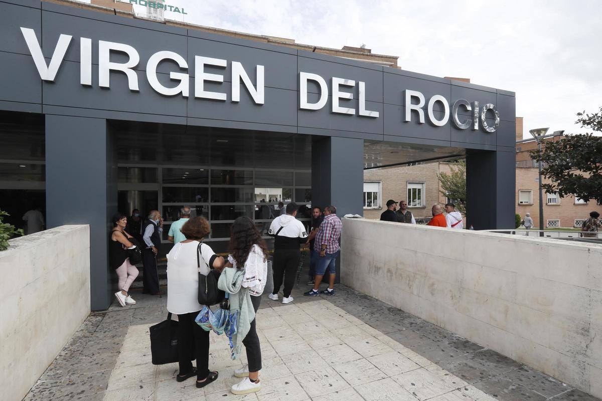 Entrada del Hospital Virgen del Rocío, donde se encuentra ingresado Sergio Rico.