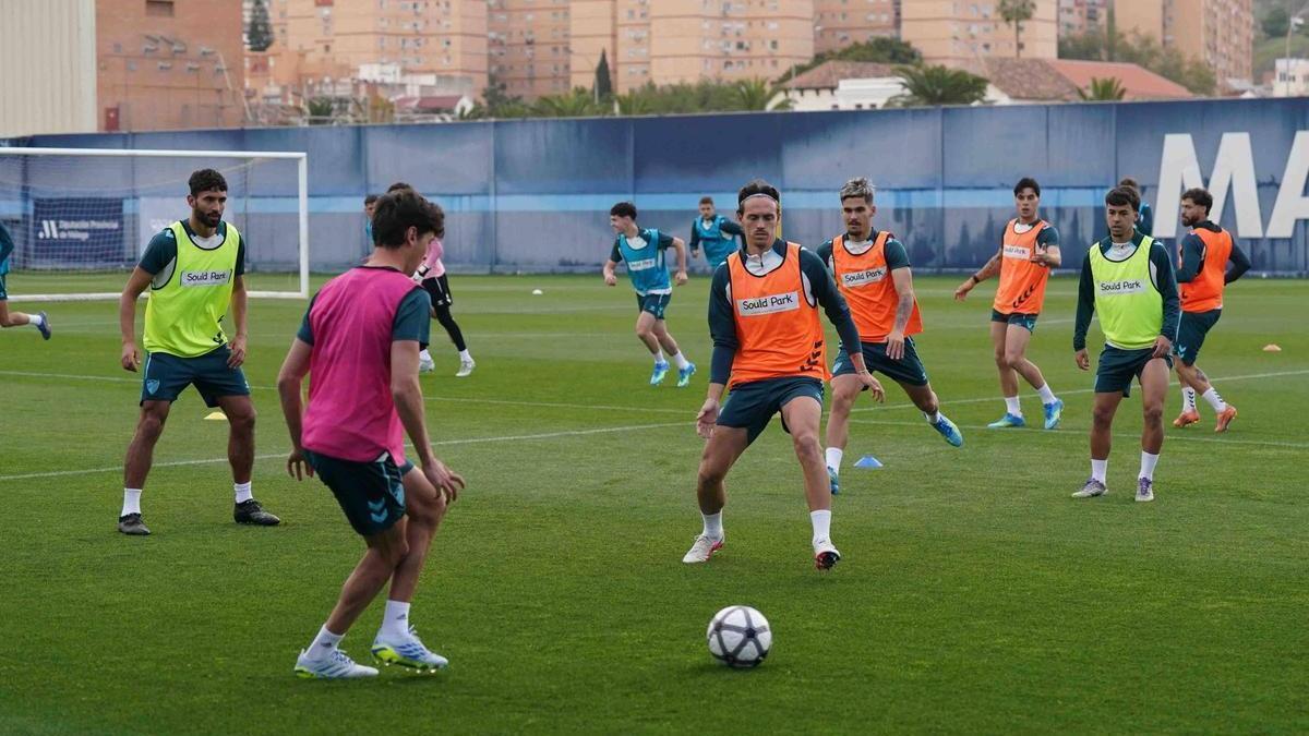 Dotor (peto rosa) y Galilea (peto amarillo) entrenaron este martes con el Málaga CF.