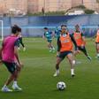 Dotor (peto rosa) y Galilea (peto amarillo) entrenaron este martes con el Málaga CF.