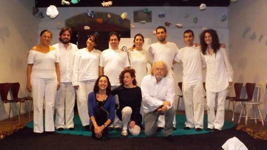 El grupo de teatro Eu.Experimento en la obra &quot;Tres nozes&quot;. // FdV