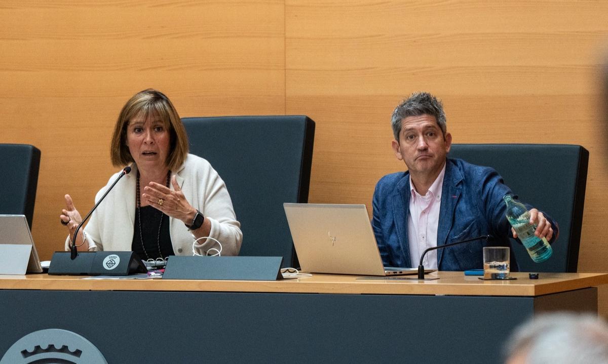 Núria Marín y David Quirós, durante el último Pleno municipal ordinario de L'Hospitalet de Marín como alcaldesa.