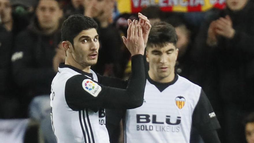 La reacción del Valencia CF pasa por Soler y Guedes