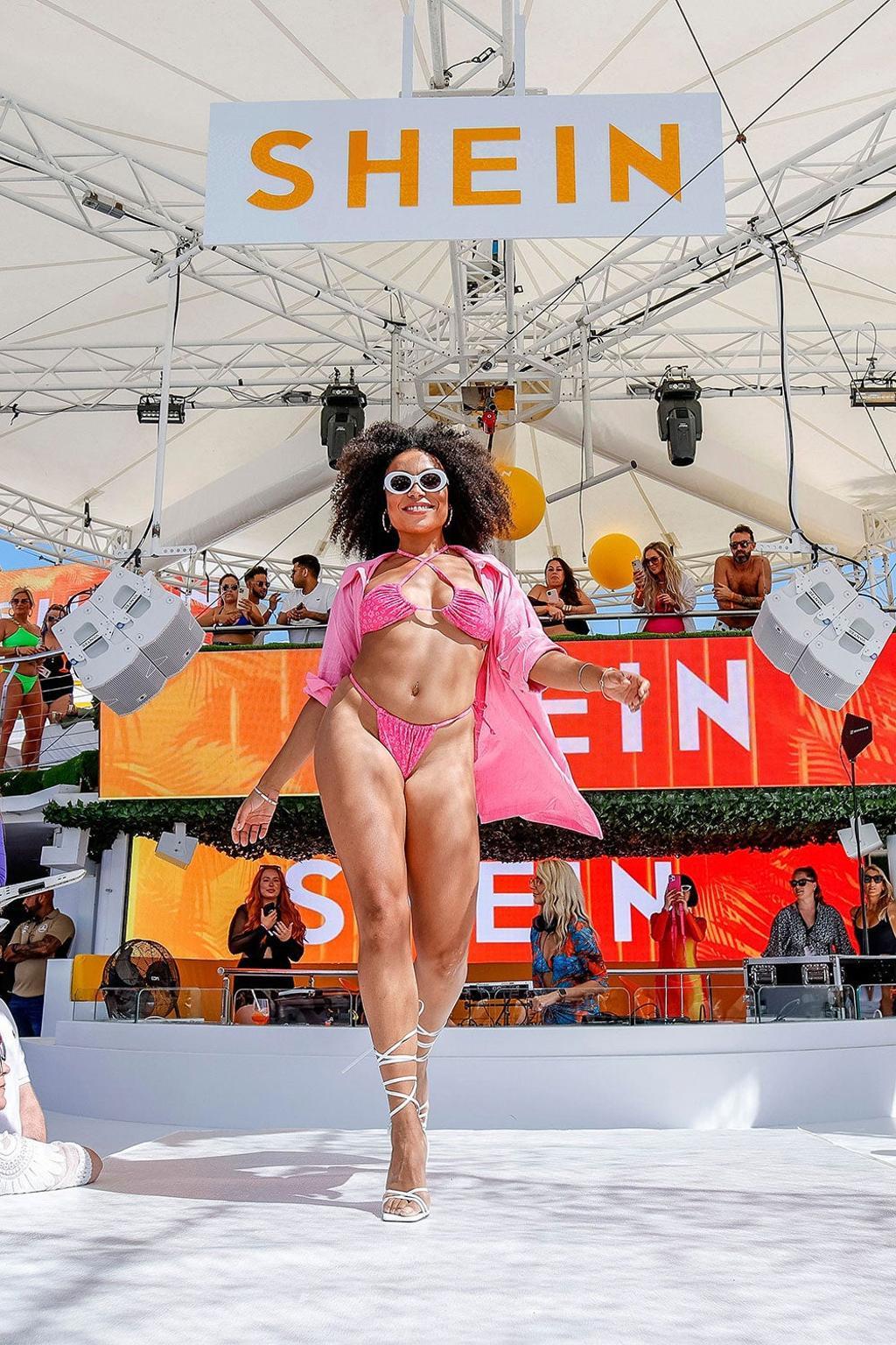 Modelo en el desfile de Shein en Ibiza