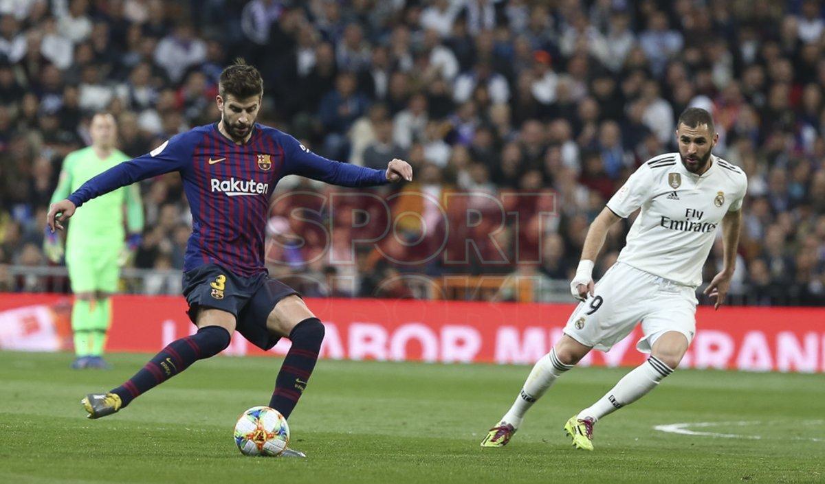 Gerard Piqué ante Karim Benzemá durante el partido de vuelta de la semifinal de Copa del Rey entre Real Madrid - FC Barcelona. Gerard Piqué ante Karim Benzemá durante el partido de vuelta de la semifinal de Copa del Rey entre Real Madrid - FC Barcelona.