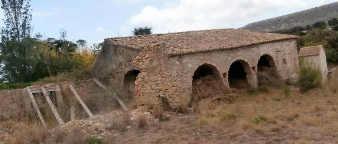 Un patrimonio tradicional de la Marina Alta que está en peligro.«Riurau» situado en la partida del Pujol de Xàbia.«Riurau» de Benitatxell con un tramo hundido.«Riurau» de Lluca, en Xàbia, también abandonado.