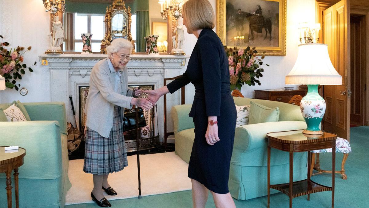 La reina Isabel II saluda a Liz Truss.