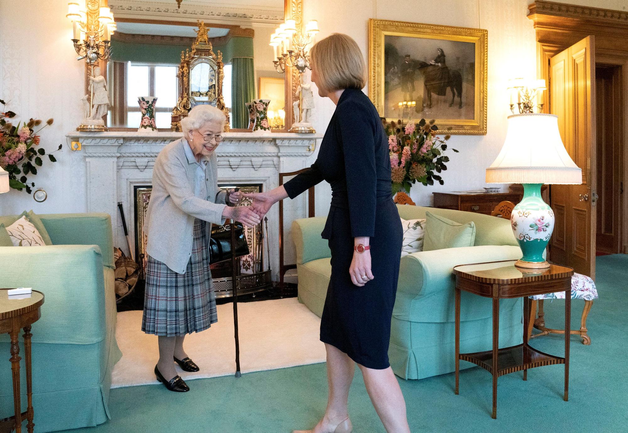 La reina Isabel II saluda a Liz Truss.