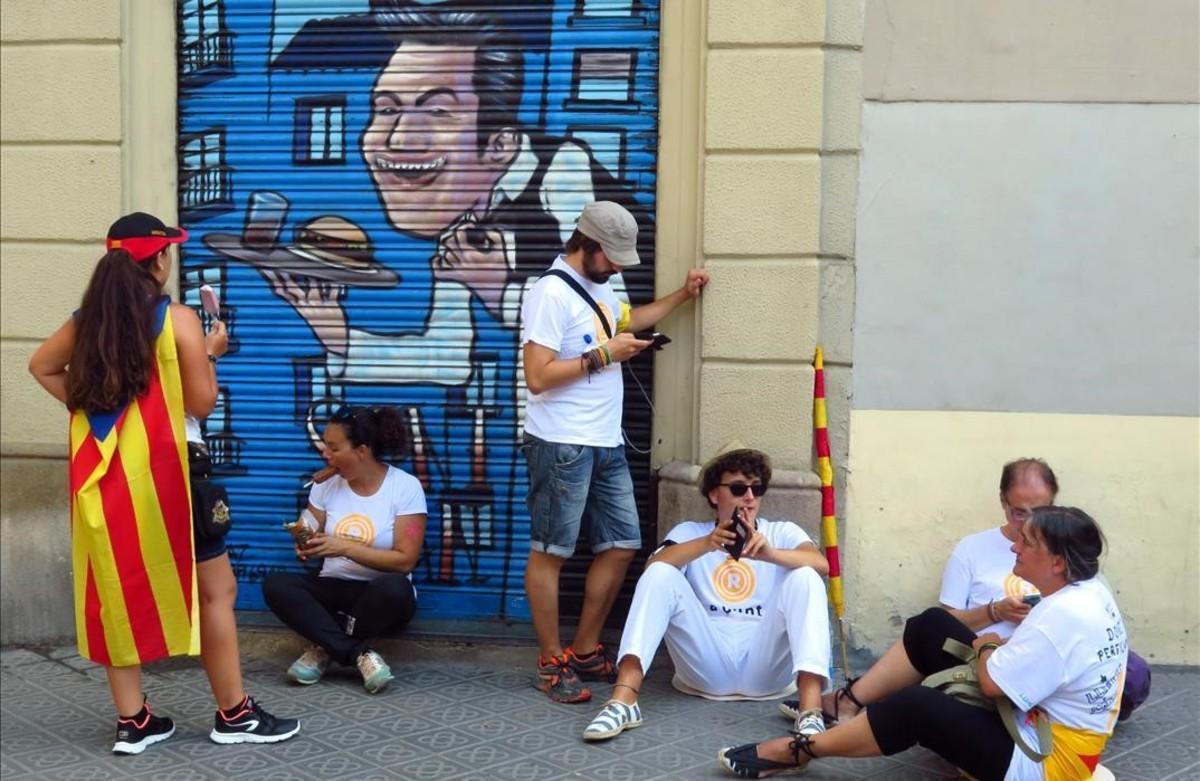 Un momento de descanso, en las horas previas a la manifestación de la Diada, en el paseo de Sant Joan.