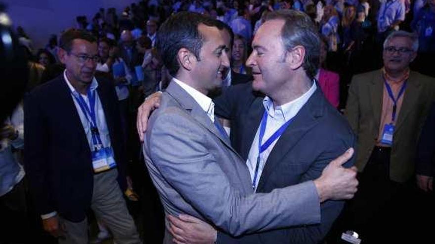 El vicesecretario general del PP, César Sánchez, se abraza a Fabra en el último congreso del PP.