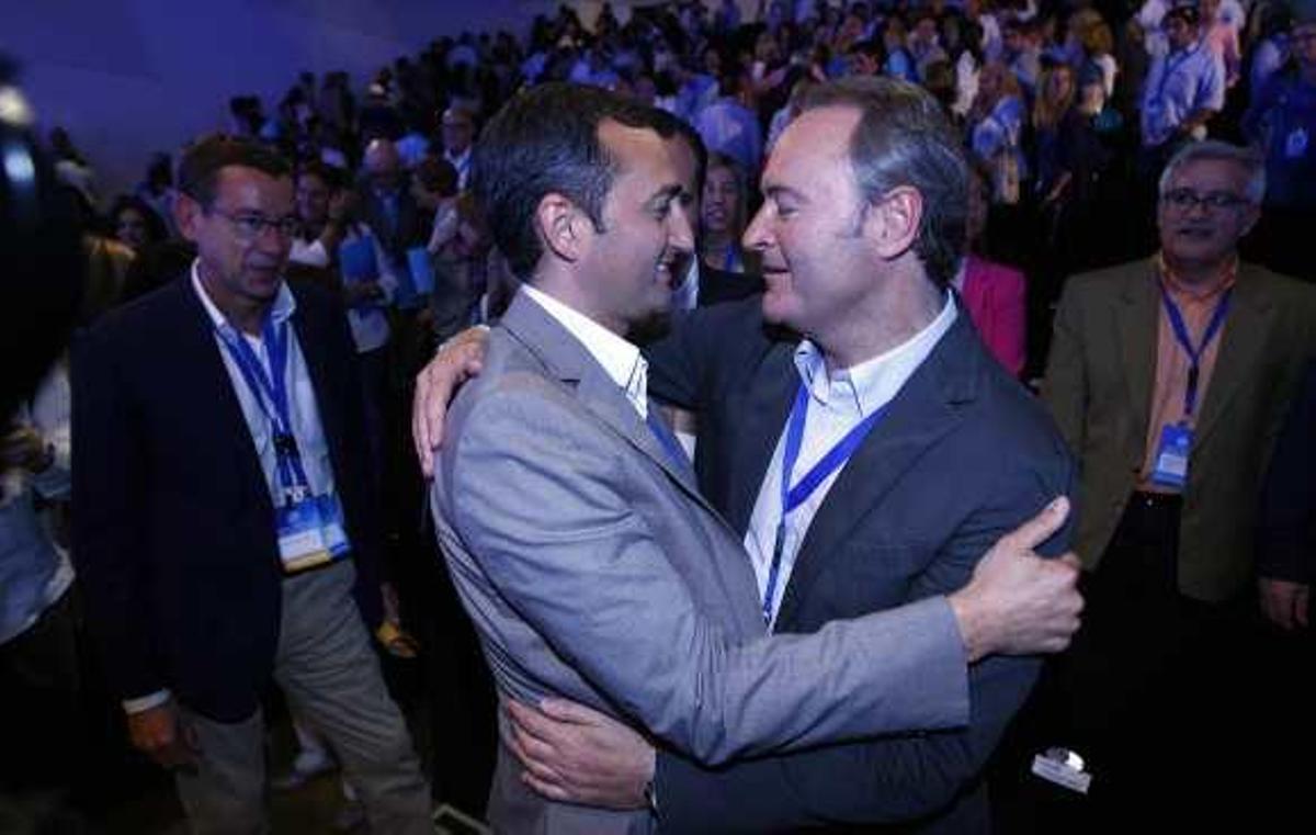 El vicesecretario general del PP, César Sánchez, se abraza a Fabra en el último congreso del PP.