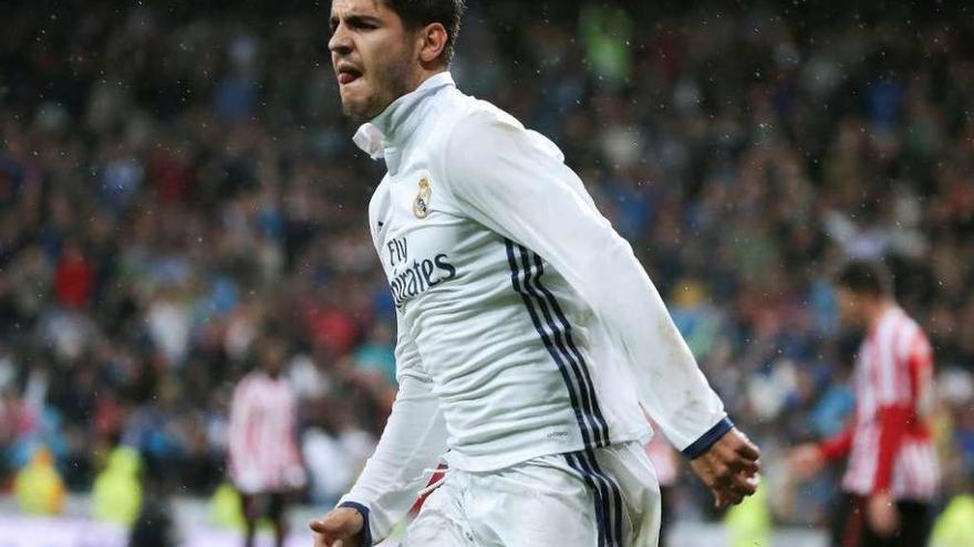 Álvaro Morata celebra el gol que dio ayer la victoria al Madrid ante el Athletic en el Bernabéu. // Reuters