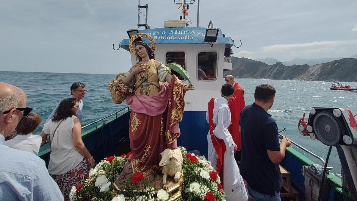 La talla de Santa Marina, a bordo del "Nuevo Mar Azul"