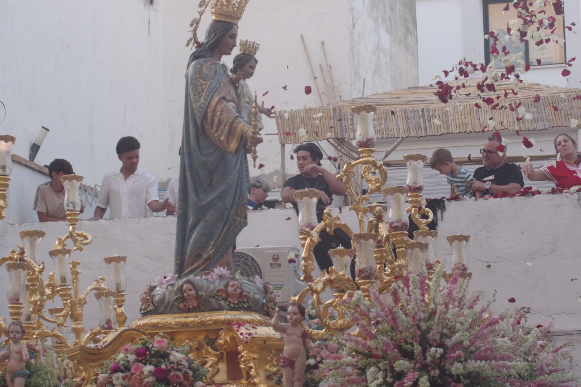 Salida procesional de María Auxiliadora por Capuchinos en 2025