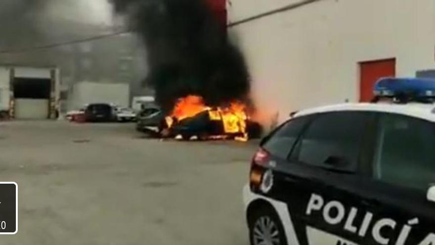 Arden tres coches aparcados junto a un supermercado en El Palmar