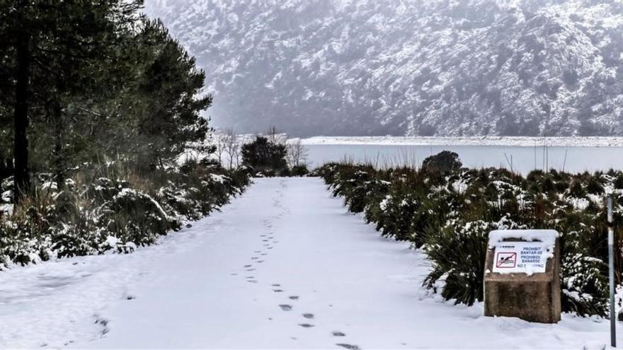 La nieve obliga a cortar tres carreteras en Mallorca