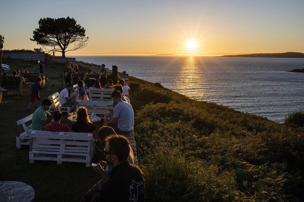 Uno de los famosos atardeceres de esta terraza de Sanxenxo.
