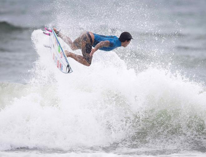 Gabriel Medina de Brasil cabalga una ola en las eliminatorias masculinas de los ISA World Surfing Games en la playa de Kisakihama en Miyazaki.