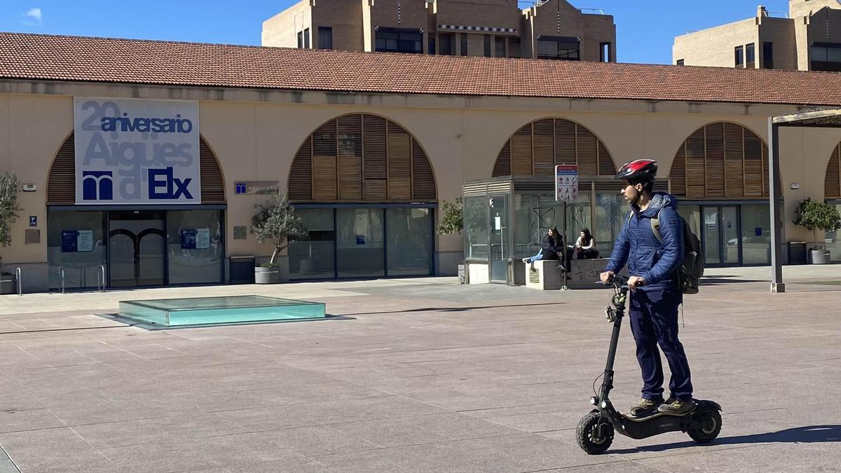 La sede que ocupa Aigües d’Elx, en la plaza de La Llotja, en Altabix.