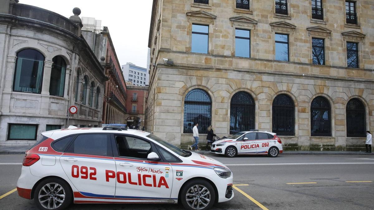 Coches de la Policía Local, junto al Ayuntamiento.