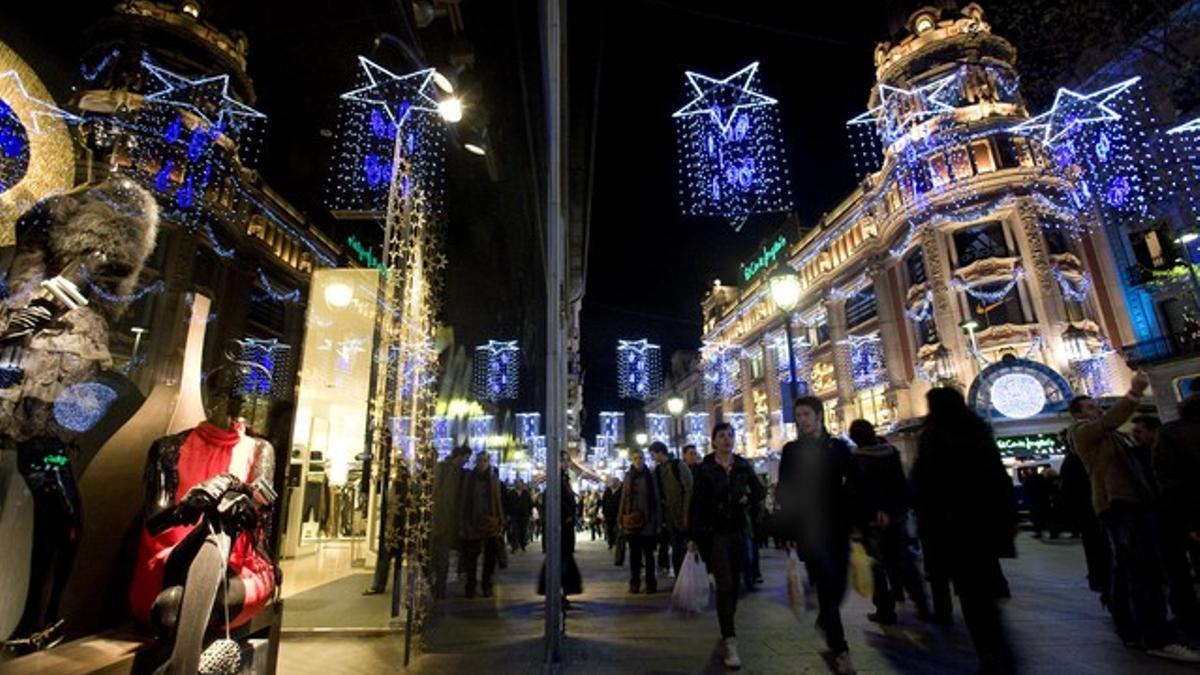 Compras navideñas en el Portal de l'Àngel de Barcelona.