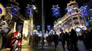 Compras navideñas en el Portal de l’Àngel de Barcelona.