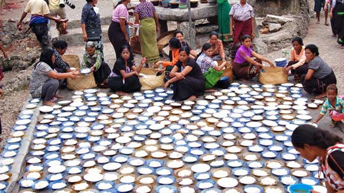 Los platos de arroz forman un blanco mosaico en la plaza principal.