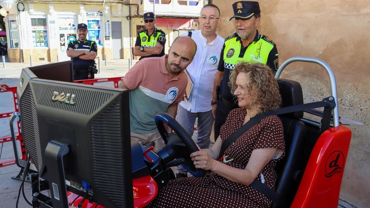 Amparo Folgado prueba uno de los smuladores que se han instalado