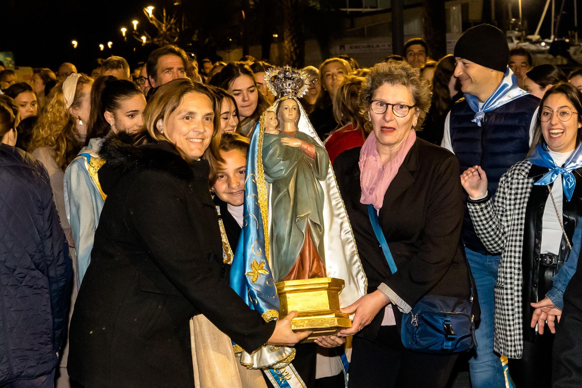 Devoción en Benidorm en la procesión de L'Alba