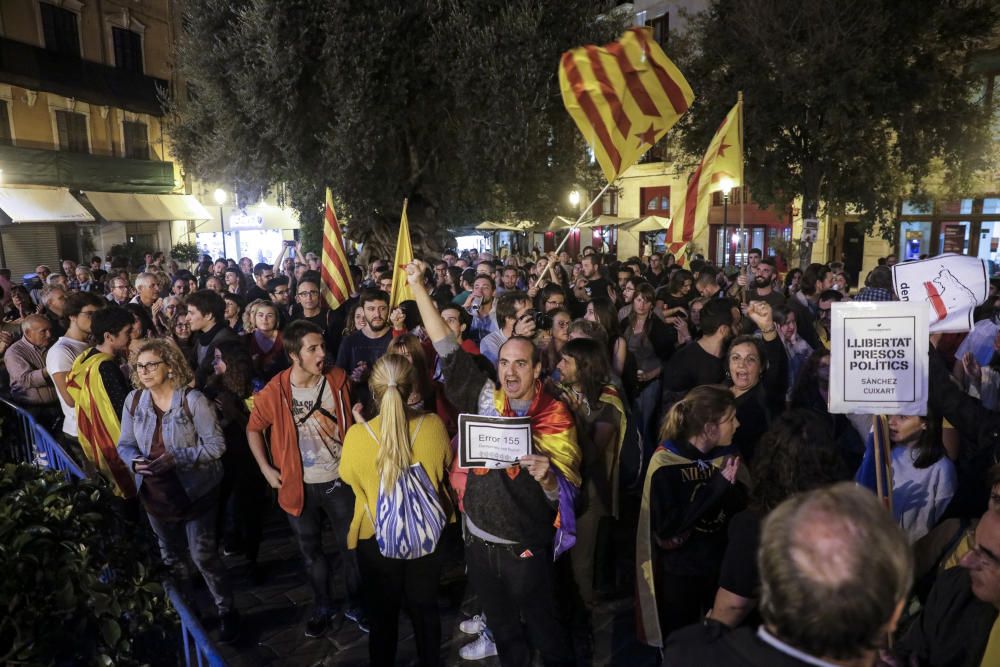 Anhänger der katalanischen Separatisten demonstrieren auf dem Rathausplatz von Palma