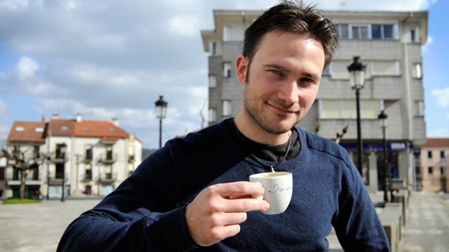 Johan Rodríguez, con una taza de café. // Bernabé/Javier Lalín