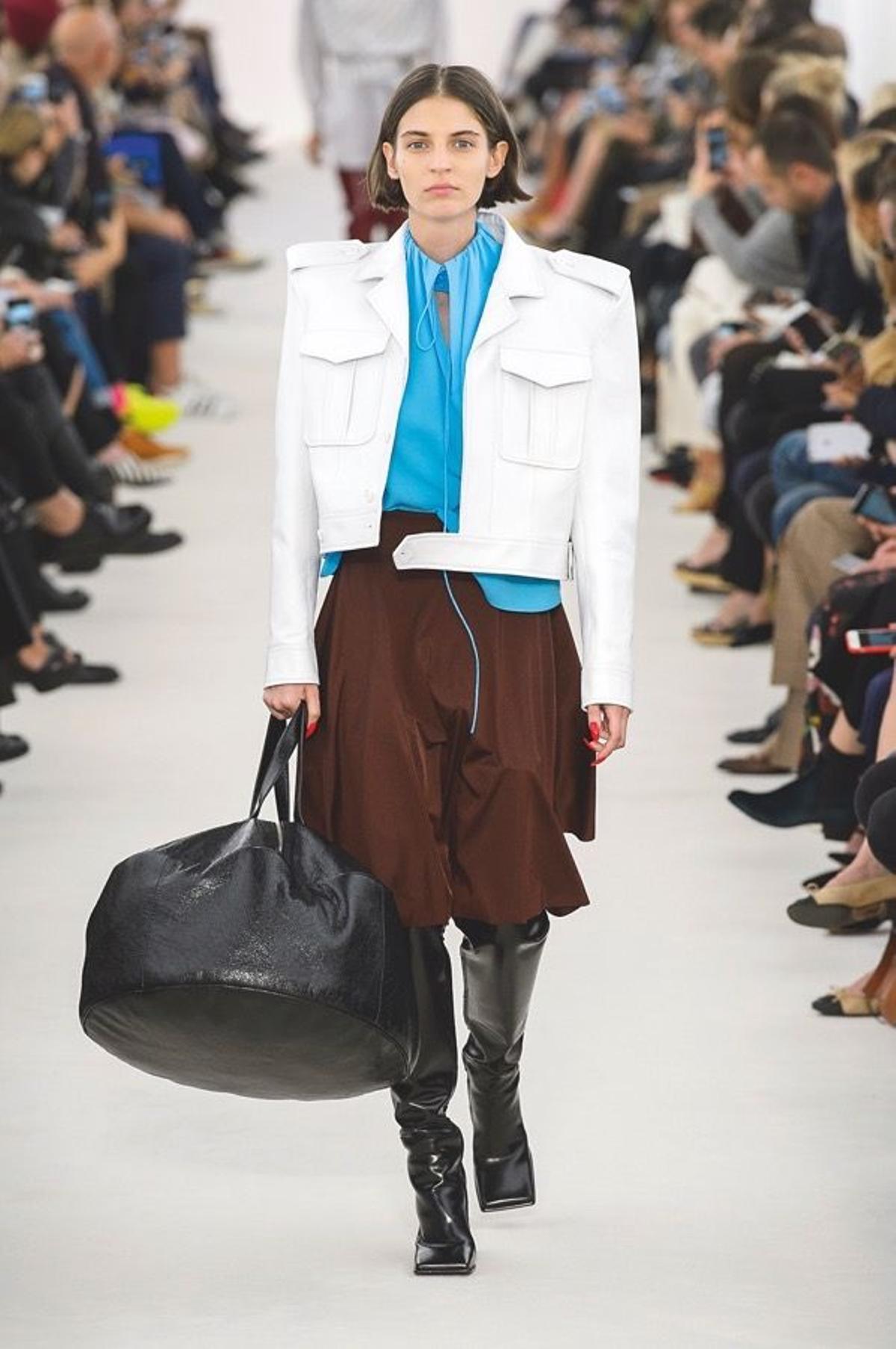 Look 3, chaqueta maxi en Balenciaga