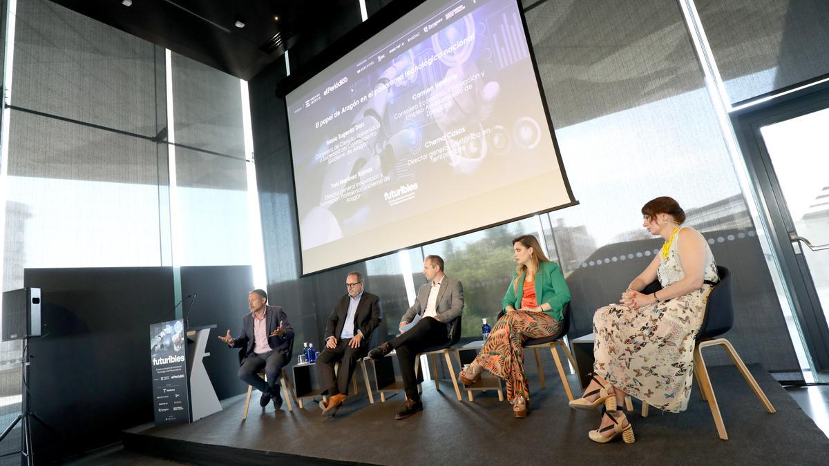 Mesa con representantes del Gobierno de Aragón, Ayuntamiento de Zaragoza y Telefónica, en la jornada ‘Futuribles’ celebrada en CaixaForum Zaragoza.