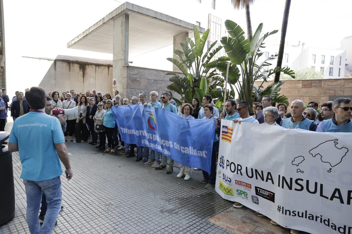 Los funcionarios, en una manifestación exigiendo el plus de insularidad.