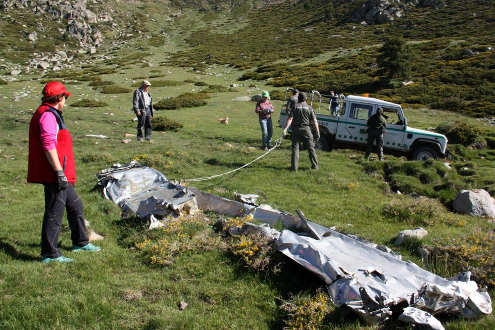 Les tasques de retirada de les restes de l'avioneta