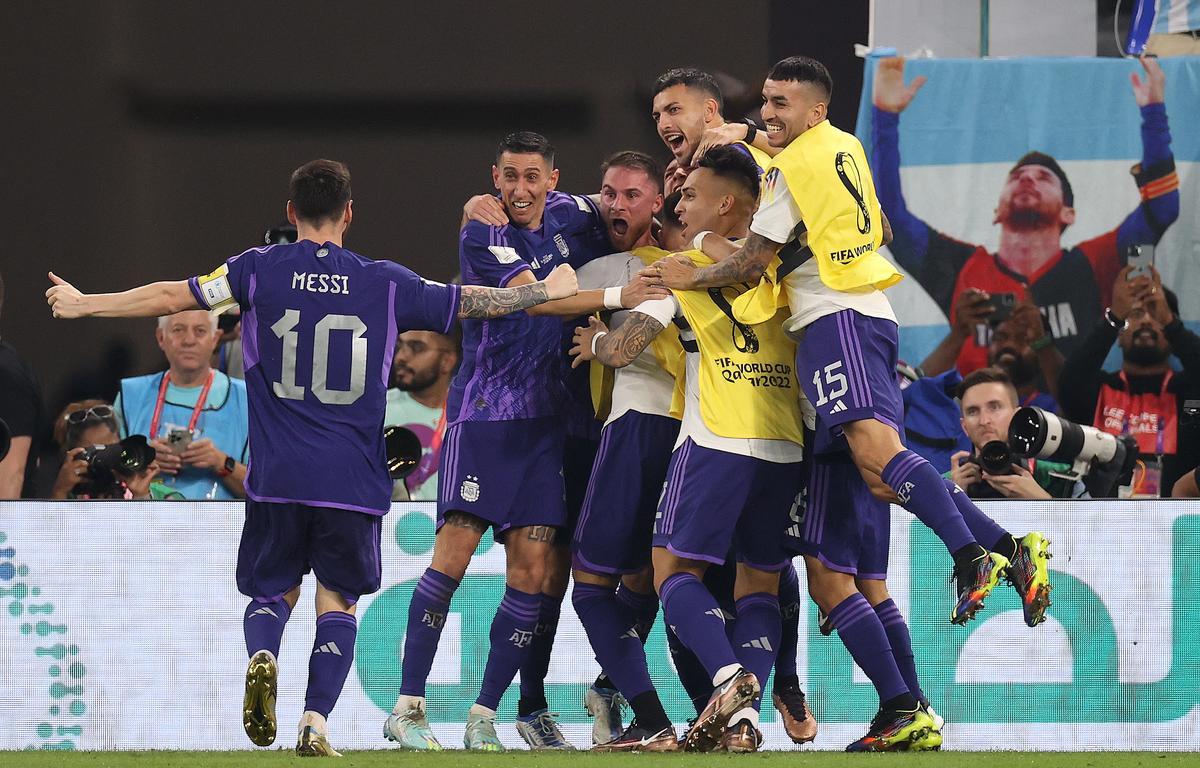 GR3009. DOHA (CATAR), 30/11/2022.- Jugadores de Argentina celebran un gol hoy, en un partido de la fase de grupos del Mundial de Fútbol Qatar 2022 entre Polonia y Argentina en el Estadio 974 en Doha (Catar). EFE/Juan Ignacio Roncoroni