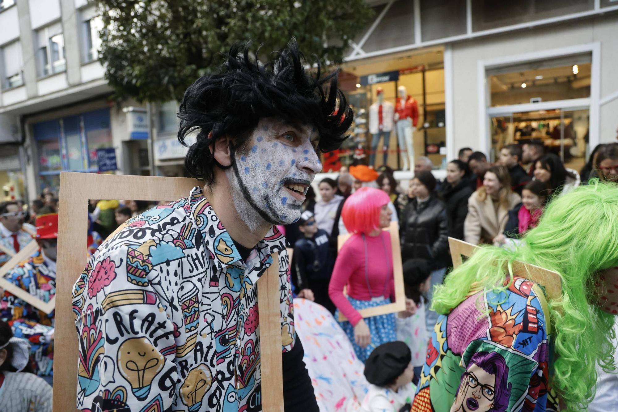 Santiago disfruta del tradicional desfile de martes de Entroido