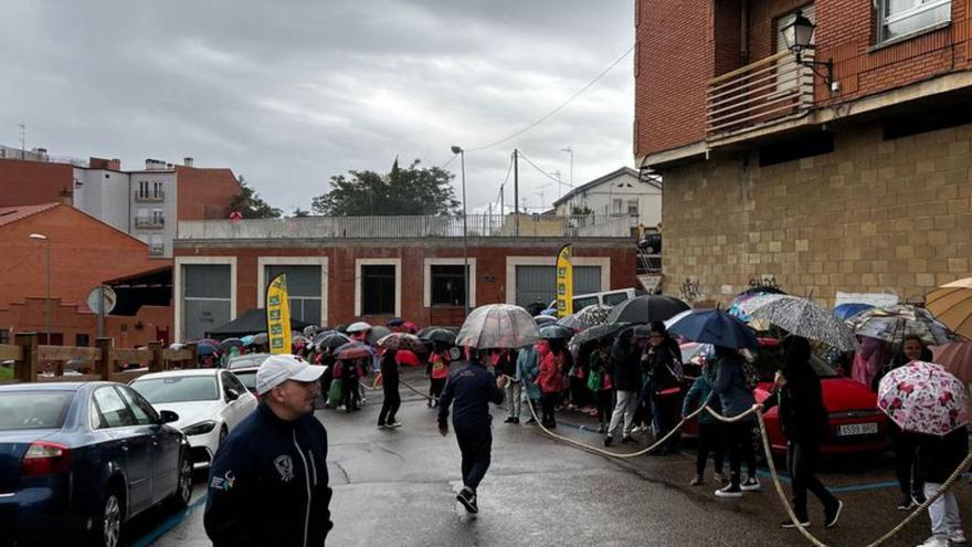 La IX Maroma Solidaria no se arredra con la lluvia en Benavente