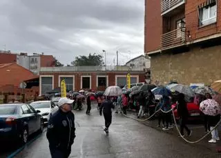 La IX Maroma Solidaria no se arredra con la lluvia en Benavente