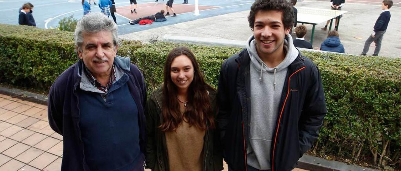 José Antonio Martínez, Cecilia Miralles y Mario Santullano, en las instalaciones del San Ignacio.