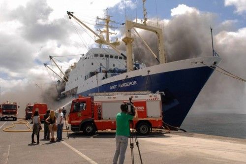 Incendio en el pesquero ruso Oleg Naydenov, atracado en el dique Reina Sofía