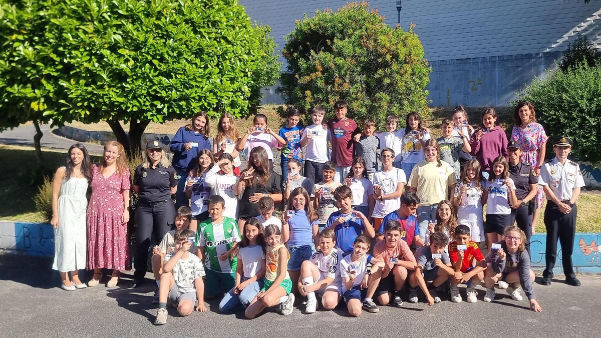 El acto de entrega en el centro educativo de Cabanas-Salcedo.