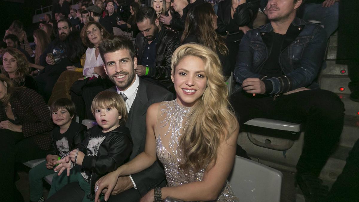 Shakira y Piqué, junto a sus hijos Milan y Sasha, este jueves por la noche, en Barcelona.