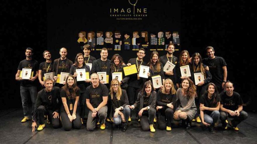 Carmen García, quinta por la derecha en la fila superior, con sus compañeros en Barcelona.